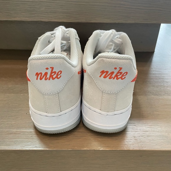 Nike Women’s Air Force 1 ‘07 SE ‘First Use Cream’ size 7.5 in White/Orange - Picture 7 of 8